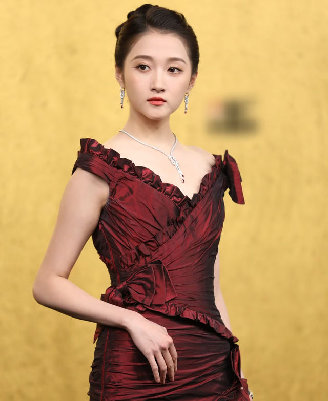 Lưu Diệc Phi k&eacute;m sắc, d&agrave;n sao gầy trơ xương tại thảm đỏ hot nhất- Ảnh 13.