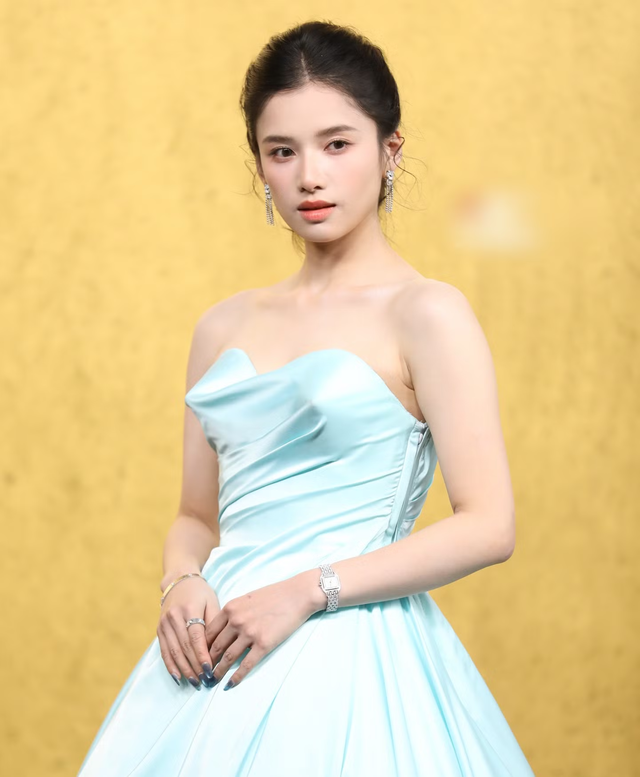 Lưu Diệc Phi k&eacute;m sắc, d&agrave;n sao gầy trơ xương tại thảm đỏ hot nhất- Ảnh 14.