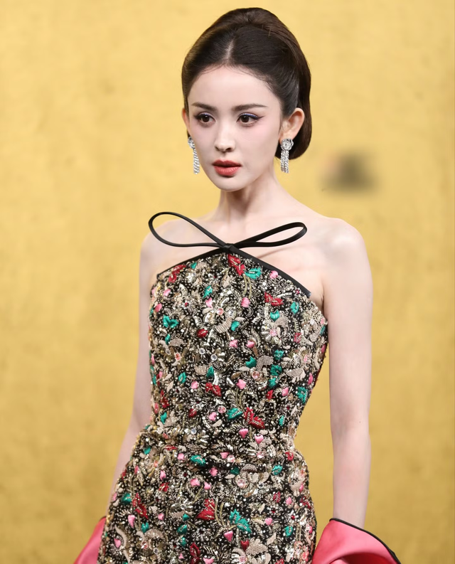 Lưu Diệc Phi k&eacute;m sắc, d&agrave;n sao gầy trơ xương tại thảm đỏ hot nhất- Ảnh 8.