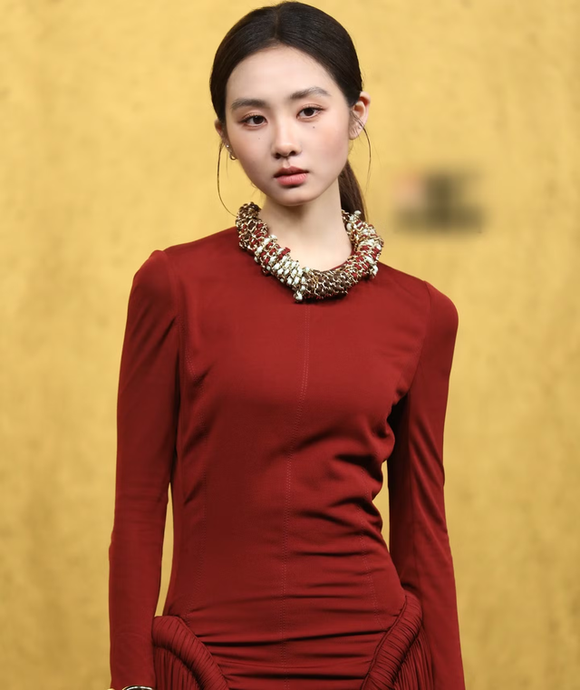Lưu Diệc Phi k&eacute;m sắc, d&agrave;n sao gầy trơ xương tại thảm đỏ hot nhất- Ảnh 18.