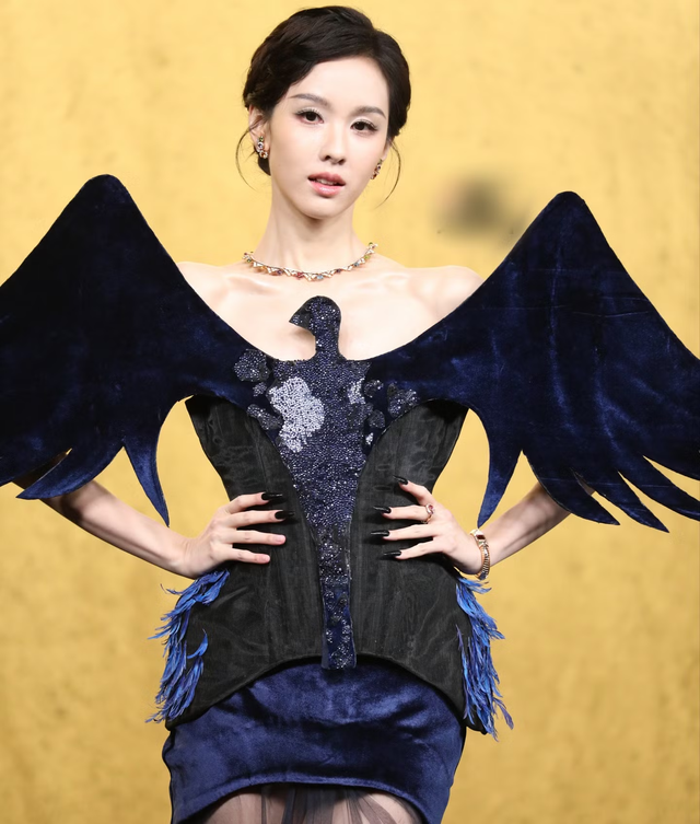 Lưu Diệc Phi k&eacute;m sắc, d&agrave;n sao gầy trơ xương tại thảm đỏ hot nhất- Ảnh 6.