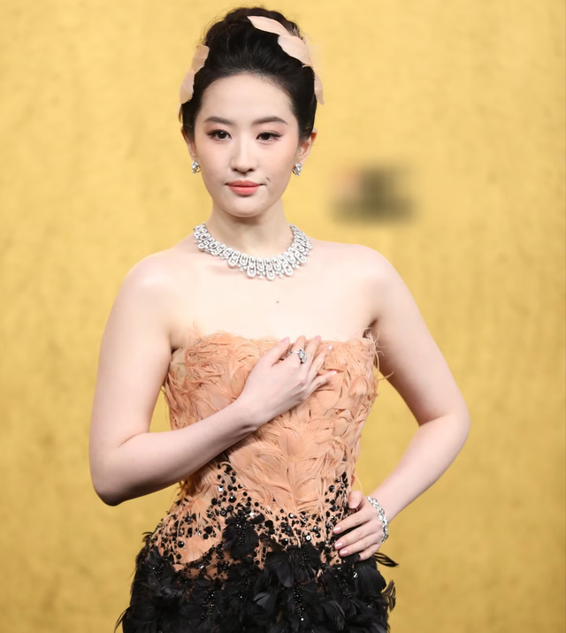 Lưu Diệc Phi k&eacute;m sắc, d&agrave;n sao gầy trơ xương tại thảm đỏ hot nhất- Ảnh 3.