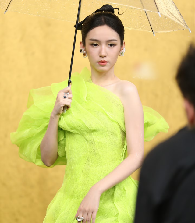 Lưu Diệc Phi k&eacute;m sắc, d&agrave;n sao gầy trơ xương tại thảm đỏ hot nhất- Ảnh 9.