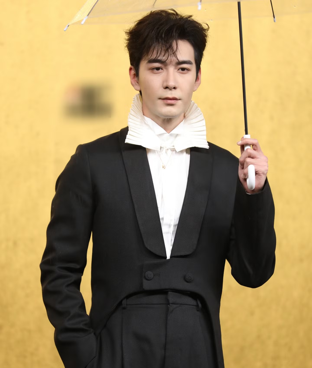Lưu Diệc Phi k&eacute;m sắc, d&agrave;n sao gầy trơ xương tại thảm đỏ hot nhất- Ảnh 21.