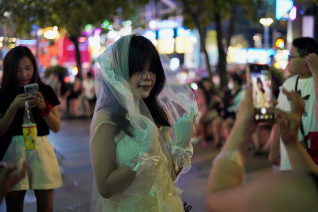 Halloween ở Sài Gòn chơi lớn cỡ này: Đường phố biến thành sàn catwalk, ai nấy đầu tư không tiếc tay - Ảnh 11.