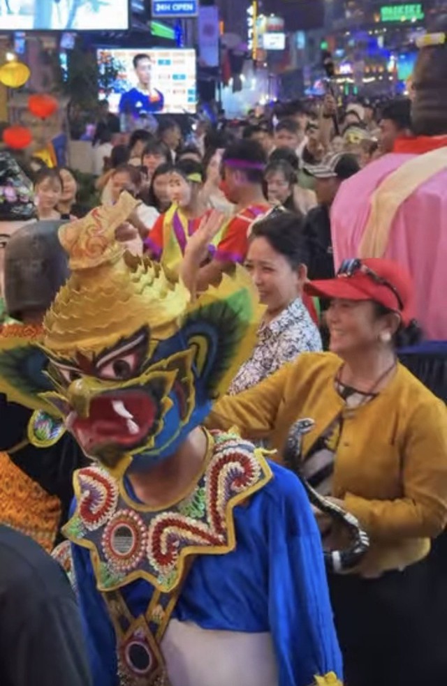 Halloween ở Sài Gòn chơi lớn cỡ này: Đường phố biến thành sàn catwalk, ai nấy đầu tư không tiếc tay - Ảnh 20.