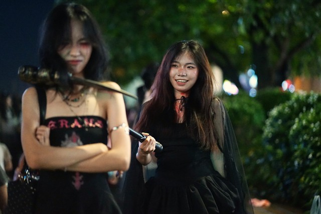 Cả TP.HCM xuống đường tối Halloween, nhiều người kho&aacute;c nguy&ecirc;n &aacute;o mưa xuống phố - Ảnh 3.