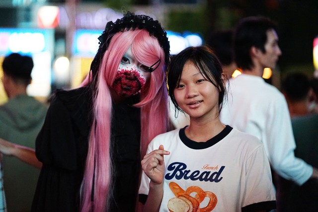 Cả TP.HCM xuống đường tối Halloween, nhiều người kho&aacute;c nguy&ecirc;n &aacute;o mưa xuống phố - Ảnh 2.