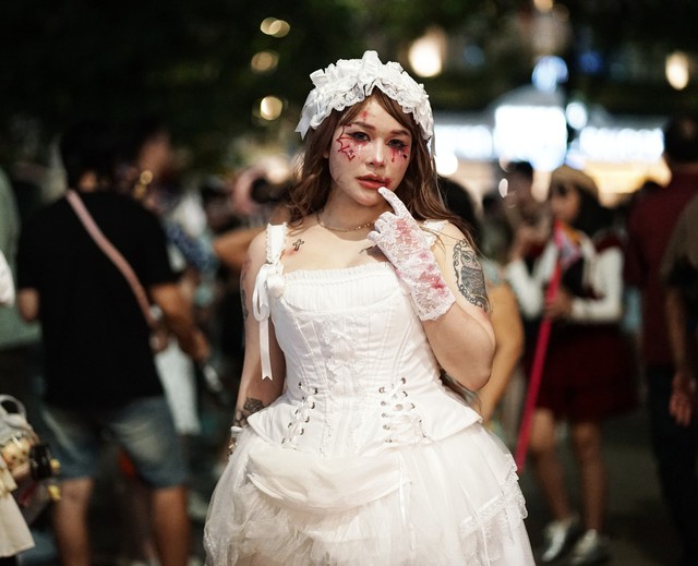 Cả TP.HCM xuống đường tối Halloween, nhiều người kho&aacute;c nguy&ecirc;n &aacute;o mưa xuống phố - Ảnh 11.
