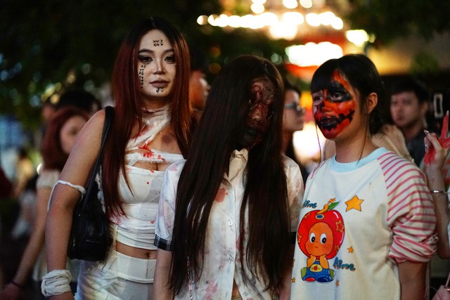 Cả TP.HCM xuống đường tối Halloween, nhiều người kho&aacute;c nguy&ecirc;n &aacute;o mưa xuống phố - Ảnh 12.