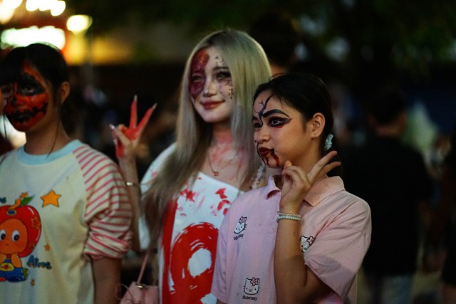 Cả TP.HCM xuống đường tối Halloween, nhiều người kho&aacute;c nguy&ecirc;n &aacute;o mưa xuống phố - Ảnh 13.