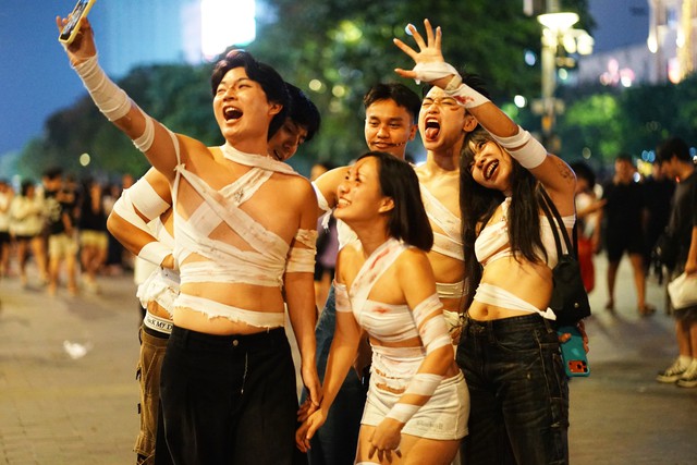 Cả TP.HCM xuống đường tối Halloween, nhiều người kho&aacute;c nguy&ecirc;n &aacute;o mưa xuống phố - Ảnh 10.