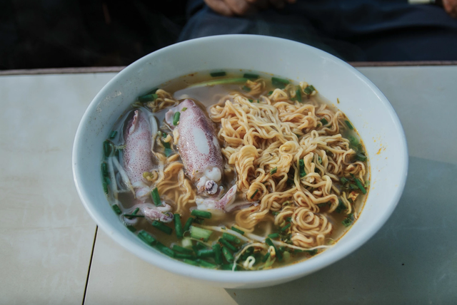 Việt Nam c&oacute; l&agrave;ng ch&agrave;i b&aacute;n loại mực chết l&agrave; mất gi&aacute;, nửa triệu đồng một kg m&agrave; người d&acirc;n vẫn v&ocirc; tư ăn với m&igrave; t&ocirc;m - Ảnh 4.