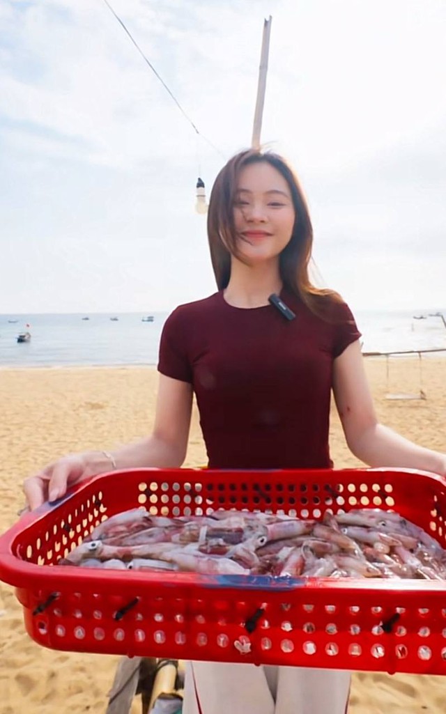 Việt Nam c&oacute; l&agrave;ng ch&agrave;i b&aacute;n loại mực chết l&agrave; mất gi&aacute;, nửa triệu đồng một kg m&agrave; người d&acirc;n vẫn v&ocirc; tư ăn với m&igrave; t&ocirc;m - Ảnh 2.