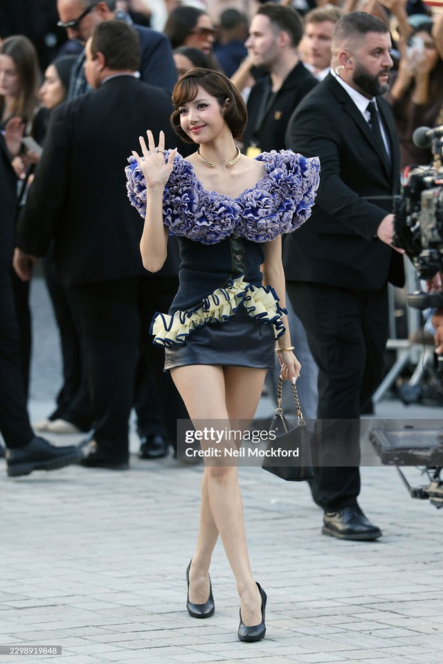 M&agrave;n "sửa đồ" đi&ecirc;n rồ của Lisa ở show Louis Vuitton: Nhan sắc cứu thời trang một phen tr&ocirc;ng thấy - Ảnh 2.