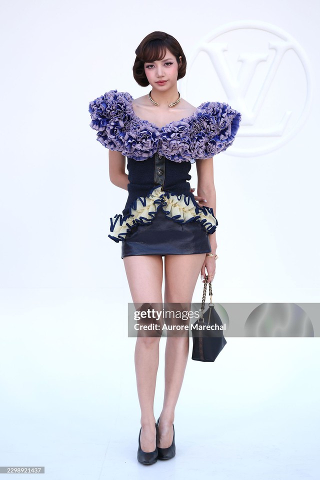 M&agrave;n "sửa đồ" đi&ecirc;n rồ của Lisa ở show Louis Vuitton: Nhan sắc cứu thời trang một phen tr&ocirc;ng thấy - Ảnh 4.