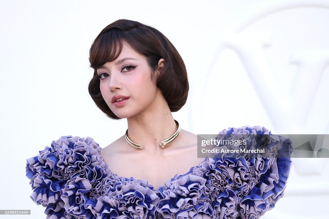 M&agrave;n "sửa đồ" đi&ecirc;n rồ của Lisa ở show Louis Vuitton: Nhan sắc cứu thời trang một phen tr&ocirc;ng thấy - Ảnh 5.