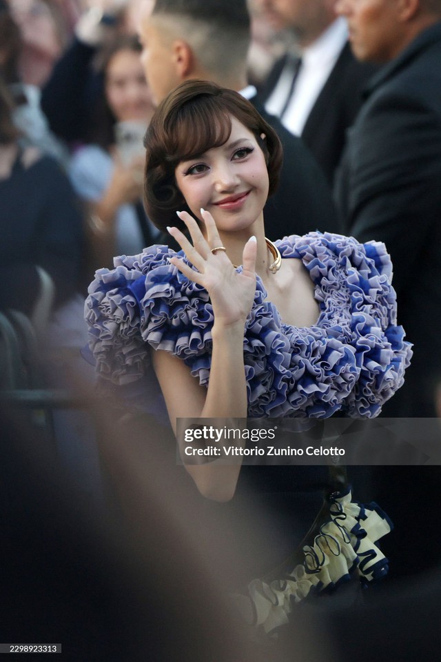 Màn "sửa đồ" điên rồ của Lisa ở show Louis Vuitton: Nhan sắc cứu thời trang một phen trông thấy - Ảnh 4.