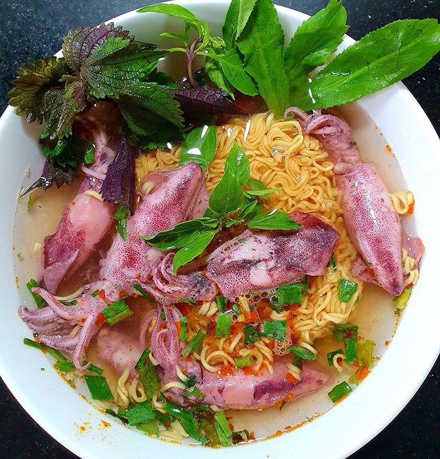Việt Nam c&oacute; l&agrave;ng ch&agrave;i b&aacute;n loại mực chết l&agrave; mất gi&aacute;, nửa triệu đồng một kg m&agrave; người d&acirc;n vẫn v&ocirc; tư ăn với m&igrave; t&ocirc;m - Ảnh 5.