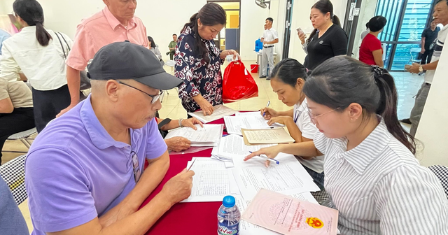 Người d&acirc;n tại một phường ở H&agrave; Nội mang sổ đỏ đến nhận tiền đền b&ugrave; đất của tuyến đường 6 tỷ USD đi qua loạt đại đ&ocirc; thị v&agrave; s&acirc;n vận động lớn nhất thế giới - Ảnh 1.