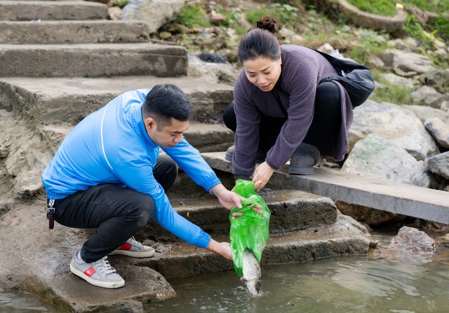 Mía chằng kín xe máy, cá chép đỏ rực bến sông: TP.HCM - Hà Nội rộn ràng tiễn ông Công ông Táo ngày 23 tháng Chạp- Ảnh 11.