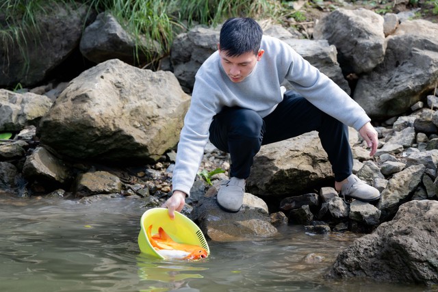 Mía chằng kín xe máy, cá chép đỏ rực bến sông: TP.HCM - Hà Nội rộn ràng tiễn ông Công ông Táo ngày 23 tháng Chạp- Ảnh 10.