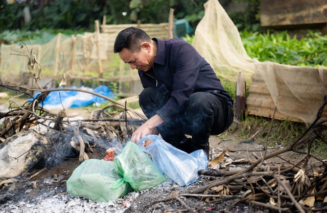 Mía chằng kín xe máy, cá chép đỏ rực bến sông: TP.HCM - Hà Nội rộn ràng tiễn ông Công ông Táo ngày 23 tháng Chạp- Ảnh 19.