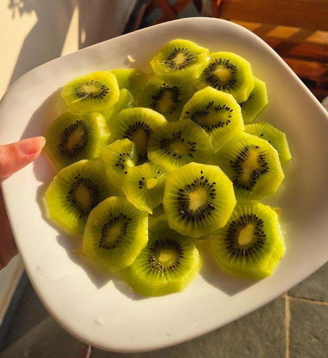 Ăn g&igrave; để kịp đẹp da đ&oacute;n Tết? Ăn bơ giảm n&aacute;m, c&agrave; chua trắng da, "tống khứ" quầng th&acirc;m mắt phải d&ugrave;ng 1 thứ&hellip;- Ảnh 2.