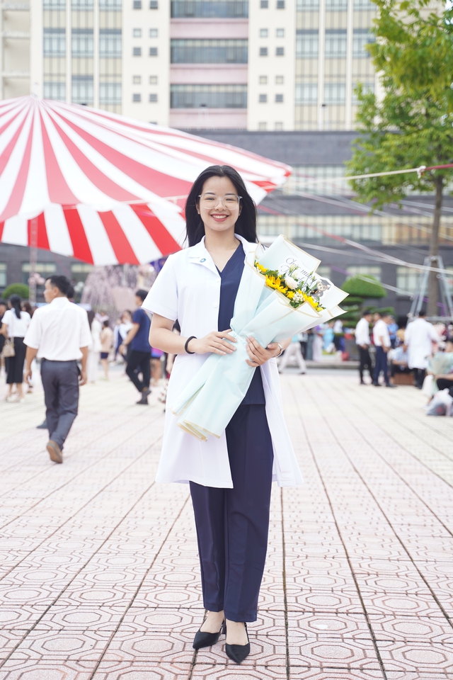 Ban ng&agrave;y cứu người, ban đ&ecirc;m &ldquo;đốt ch&aacute;y&rdquo; ph&ograve;ng gym: Cuộc sống hai nhịp của nữ b&aacute;c sĩ GenZ- Ảnh 1.