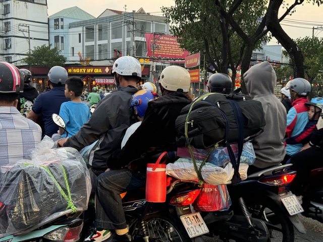 Cảnh tượng ở bến xe miền T&acirc;y chiều 26 Tết!- Ảnh 7.