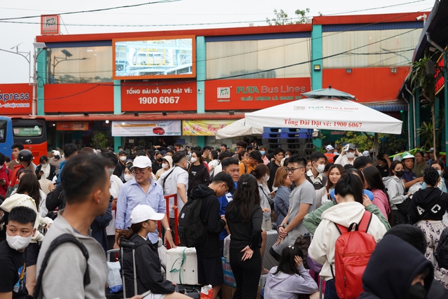 Cảnh tượng ở bến xe miền T&acirc;y chiều 26 Tết!- Ảnh 9.