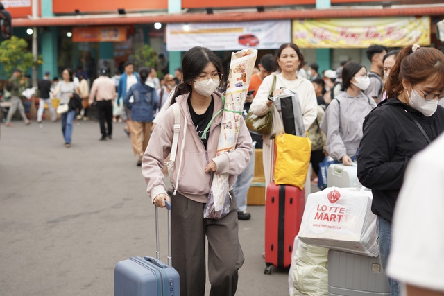 Cảnh tượng ở bến xe miền T&acirc;y chiều 26 Tết!- Ảnh 8.