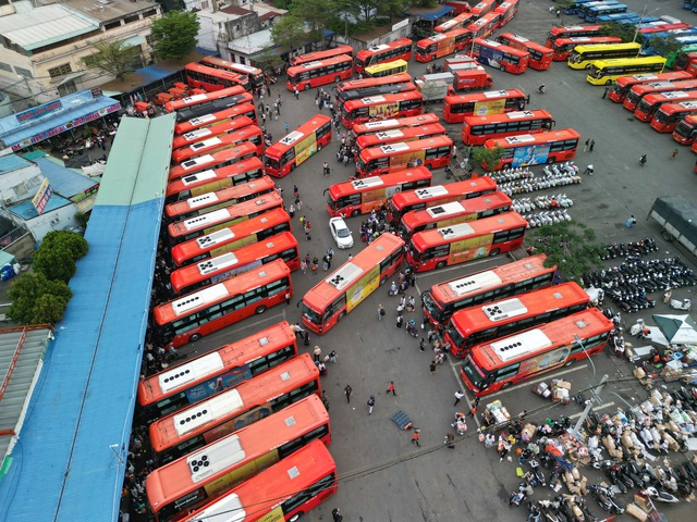 Cảnh tượng ở bến xe miền T&acirc;y chiều 26 Tết!- Ảnh 3.