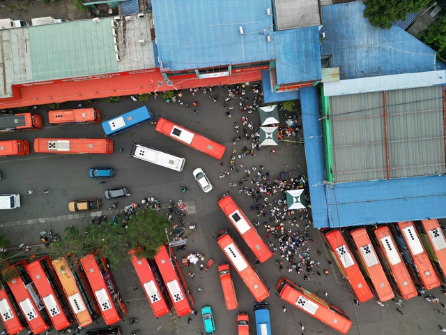 Cảnh tượng ở bến xe miền T&acirc;y chiều 26 Tết!- Ảnh 6.