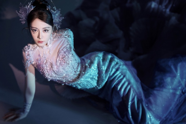 Địch Lệ Nhiệt Ba "g&acirc;y b&atilde;o" Gala Xu&acirc;n V&atilde;n đ&ecirc;m giao thừa: Visual n&agrave;ng ti&ecirc;n c&aacute; kinh diễm, đến ph&aacute;o hoa cũng kh&ocirc;ng đẹp bằng- Ảnh 13.