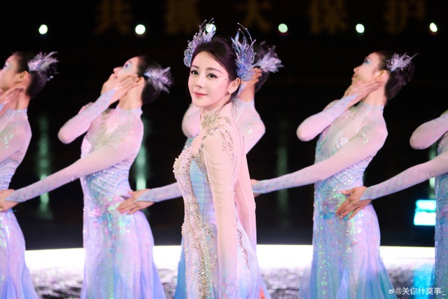 Địch Lệ Nhiệt Ba "g&acirc;y b&atilde;o" Gala Xu&acirc;n V&atilde;n đ&ecirc;m giao thừa: Visual n&agrave;ng ti&ecirc;n c&aacute; kinh diễm, đến ph&aacute;o hoa cũng kh&ocirc;ng đẹp bằng- Ảnh 6.