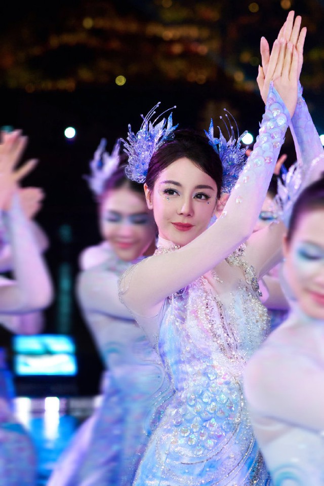 Địch Lệ Nhiệt Ba "g&acirc;y b&atilde;o" Gala Xu&acirc;n V&atilde;n đ&ecirc;m giao thừa: Visual n&agrave;ng ti&ecirc;n c&aacute; kinh diễm, đến ph&aacute;o hoa cũng kh&ocirc;ng đẹp bằng- Ảnh 7.