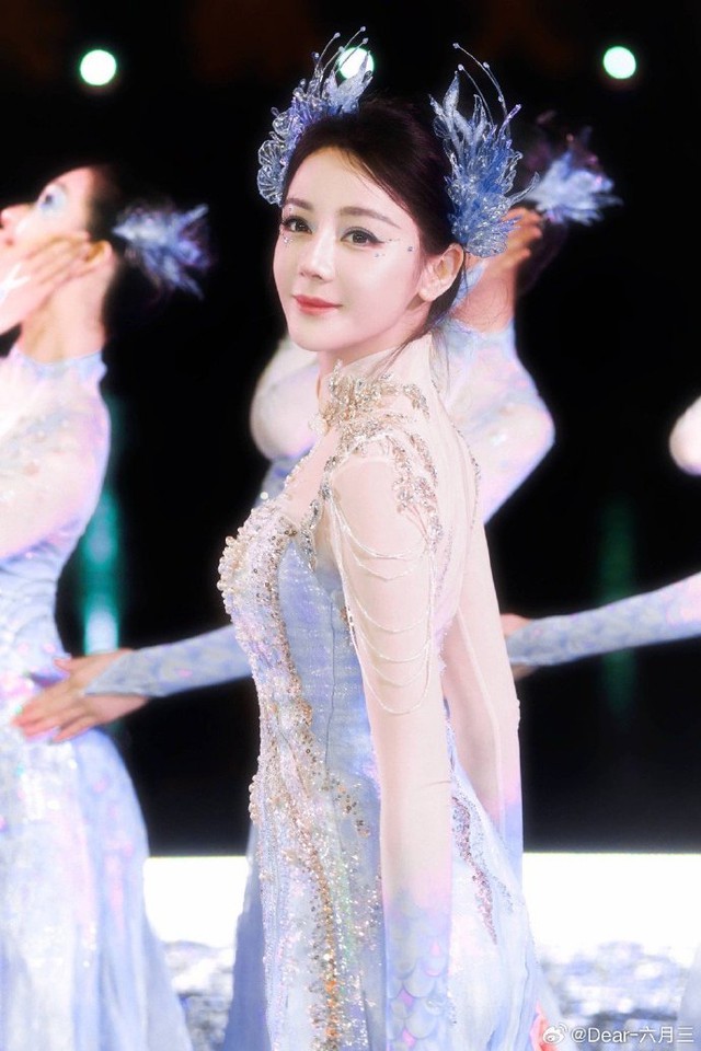 Địch Lệ Nhiệt Ba "g&acirc;y b&atilde;o" Gala Xu&acirc;n V&atilde;n đ&ecirc;m giao thừa: Visual n&agrave;ng ti&ecirc;n c&aacute; kinh diễm, đến ph&aacute;o hoa cũng kh&ocirc;ng đẹp bằng- Ảnh 8.