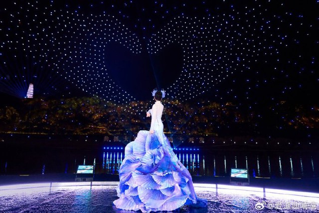 Địch Lệ Nhiệt Ba "g&acirc;y b&atilde;o" Gala Xu&acirc;n V&atilde;n đ&ecirc;m giao thừa: Visual n&agrave;ng ti&ecirc;n c&aacute; kinh diễm, đến ph&aacute;o hoa cũng kh&ocirc;ng đẹp bằng- Ảnh 10.