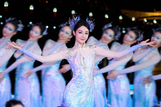 Địch Lệ Nhiệt Ba "g&acirc;y b&atilde;o" Gala Xu&acirc;n V&atilde;n đ&ecirc;m giao thừa: Visual n&agrave;ng ti&ecirc;n c&aacute; kinh diễm, đến ph&aacute;o hoa cũng kh&ocirc;ng đẹp bằng- Ảnh 4.