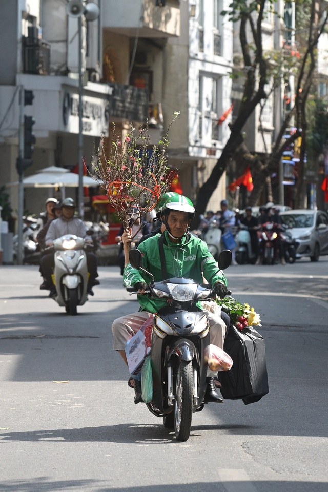 H&agrave; Nội chiều 29 Tết: Kh&aacute;c lạ đến bất ngờ trước giờ kh&eacute;p lại năm cũ- Ảnh 4.