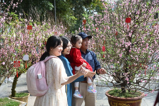 H&agrave; Nội chiều 29 Tết: Kh&aacute;c lạ đến bất ngờ trước giờ kh&eacute;p lại năm cũ- Ảnh 8.