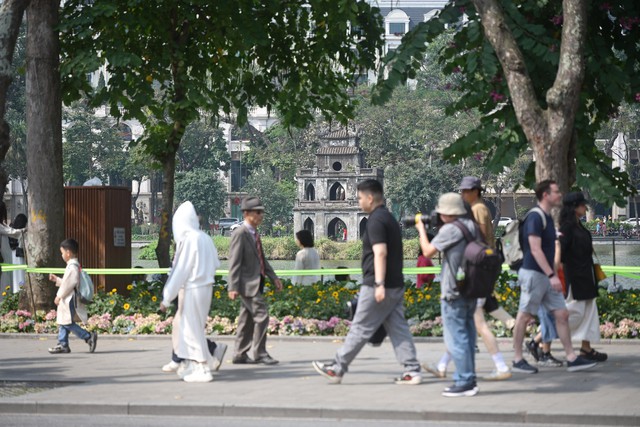 H&agrave; Nội chiều 29 Tết: Kh&aacute;c lạ đến bất ngờ trước giờ kh&eacute;p lại năm cũ- Ảnh 10.