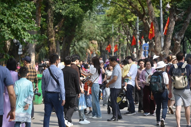 H&agrave; Nội chiều 29 Tết: Kh&aacute;c lạ đến bất ngờ trước giờ kh&eacute;p lại năm cũ- Ảnh 19.