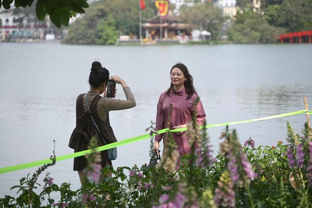 H&agrave; Nội chiều 29 Tết: Kh&aacute;c lạ đến bất ngờ trước giờ kh&eacute;p lại năm cũ- Ảnh 9.