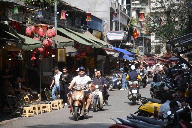 H&agrave; Nội chiều 29 Tết: Kh&aacute;c lạ đến bất ngờ trước giờ kh&eacute;p lại năm cũ- Ảnh 1.