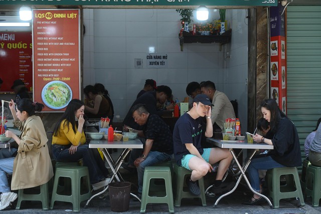 H&agrave; Nội chiều 29 Tết: Kh&aacute;c lạ đến bất ngờ trước giờ kh&eacute;p lại năm cũ- Ảnh 17.