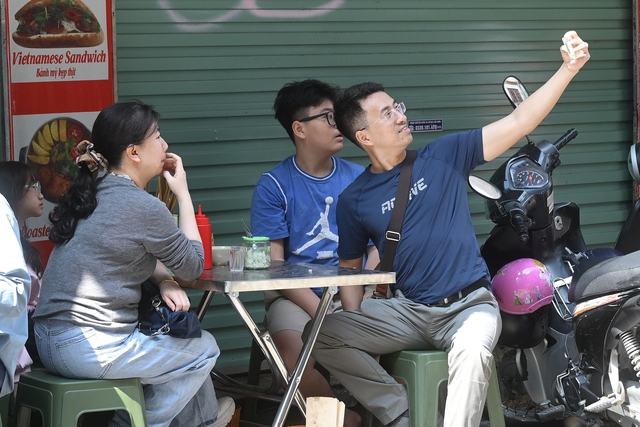 H&agrave; Nội chiều 29 Tết: Kh&aacute;c lạ đến bất ngờ trước giờ kh&eacute;p lại năm cũ- Ảnh 12.