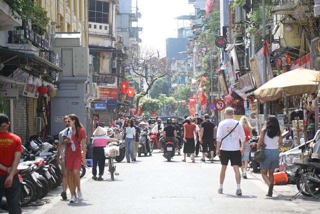 H&agrave; Nội chiều 29 Tết: Kh&aacute;c lạ đến bất ngờ trước giờ kh&eacute;p lại năm cũ- Ảnh 5.