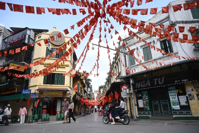 H&agrave; Nội chiều 29 Tết: Kh&aacute;c lạ đến bất ngờ trước giờ kh&eacute;p lại năm cũ- Ảnh 16.